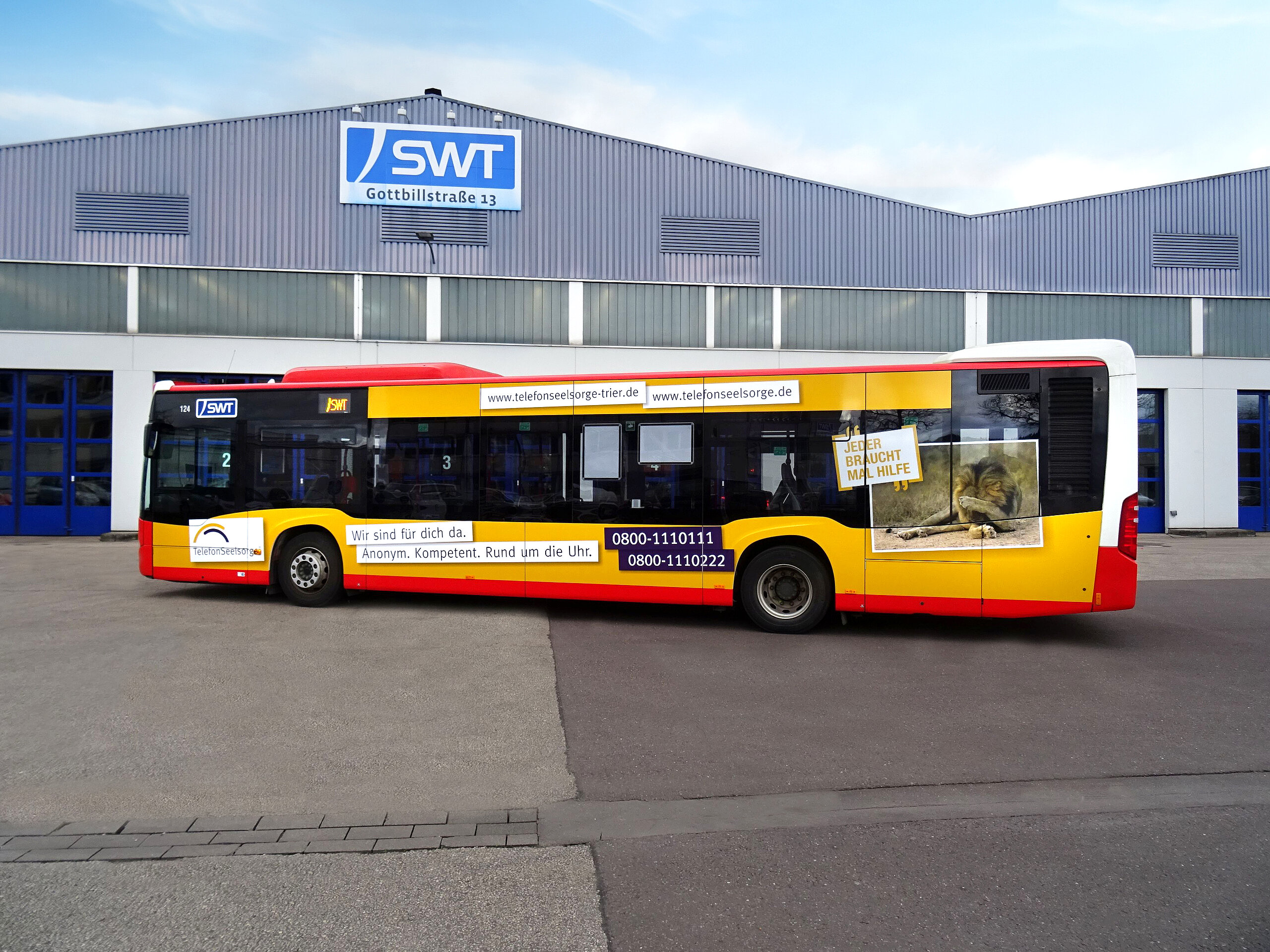 Buswerbung auf Normalbus mit der Botschaft der Telefonseelsorge: Anonyme Hilfe rund um die Uhr – kompetent und kostenlos.