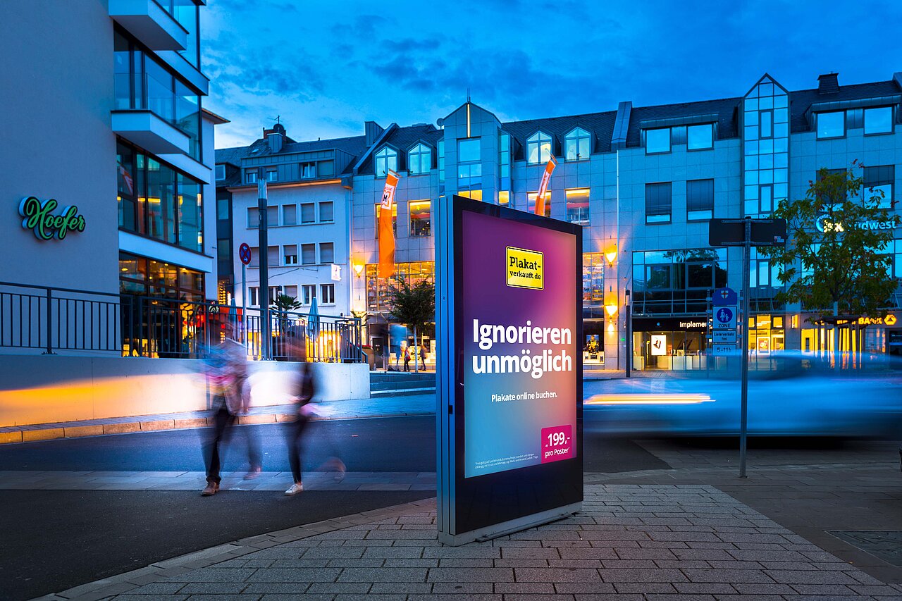 Hochformatiges Citylight-Poster mitten in der Innenstadt