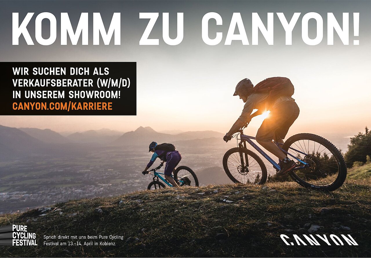 Plakatmotiv von Canyon Bicycles mit Mountainbike-Fahrern in der Abendsonne. Gesucht wird ein Verkaufsberater (w/m/d) für den Showroom. Link zur Karriere-Website enthalten.