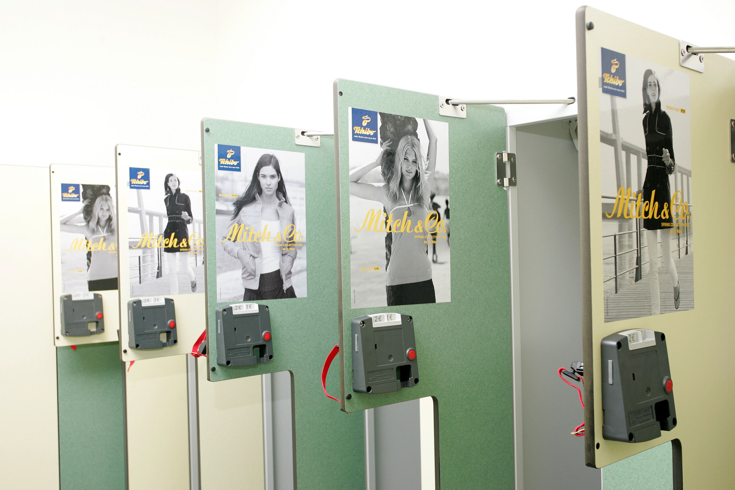 Tschibo wirbt auffallend in den Spinden eines Fitnessstudios