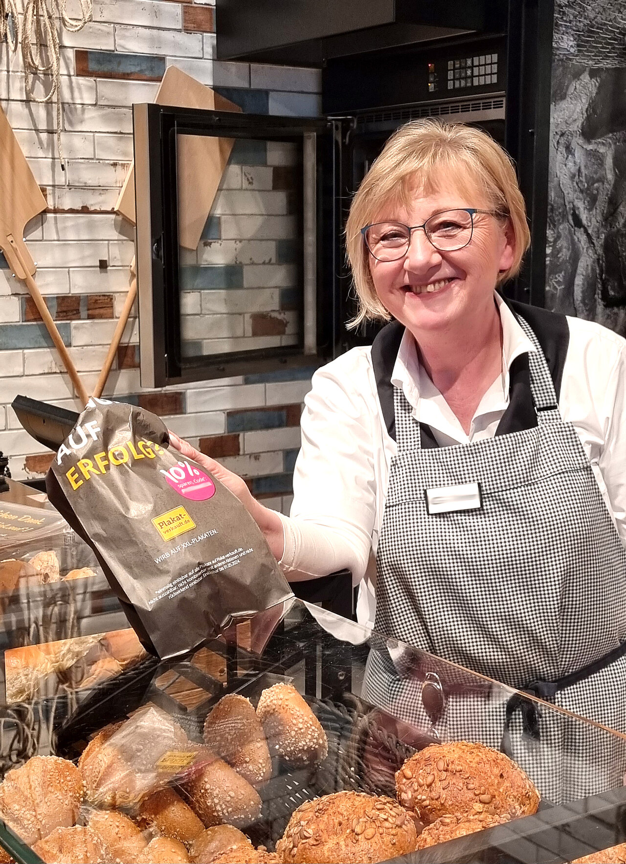 Werbung, die mit einem Lächeln ankommt – Brötchentüten als sympathischer Werbeträger.