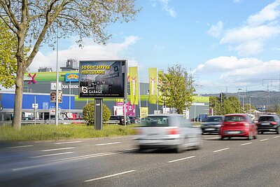 Großflächenplakat an vielbefahrener Straße - Kunde Bayerngarage