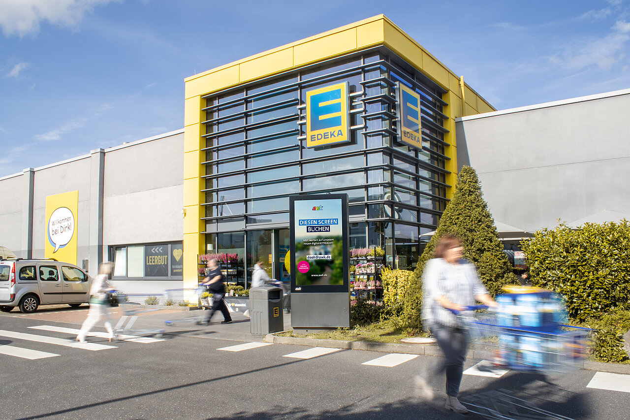 Digitale Vitrine im Hochformat am Verbrauchermarkt