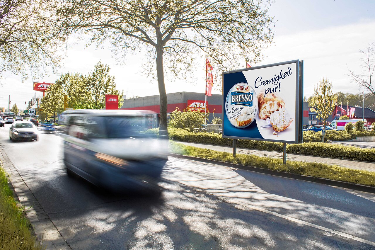 9 Quadratmeter Großplakat unmittelbar an einem Verbrauchermarkt