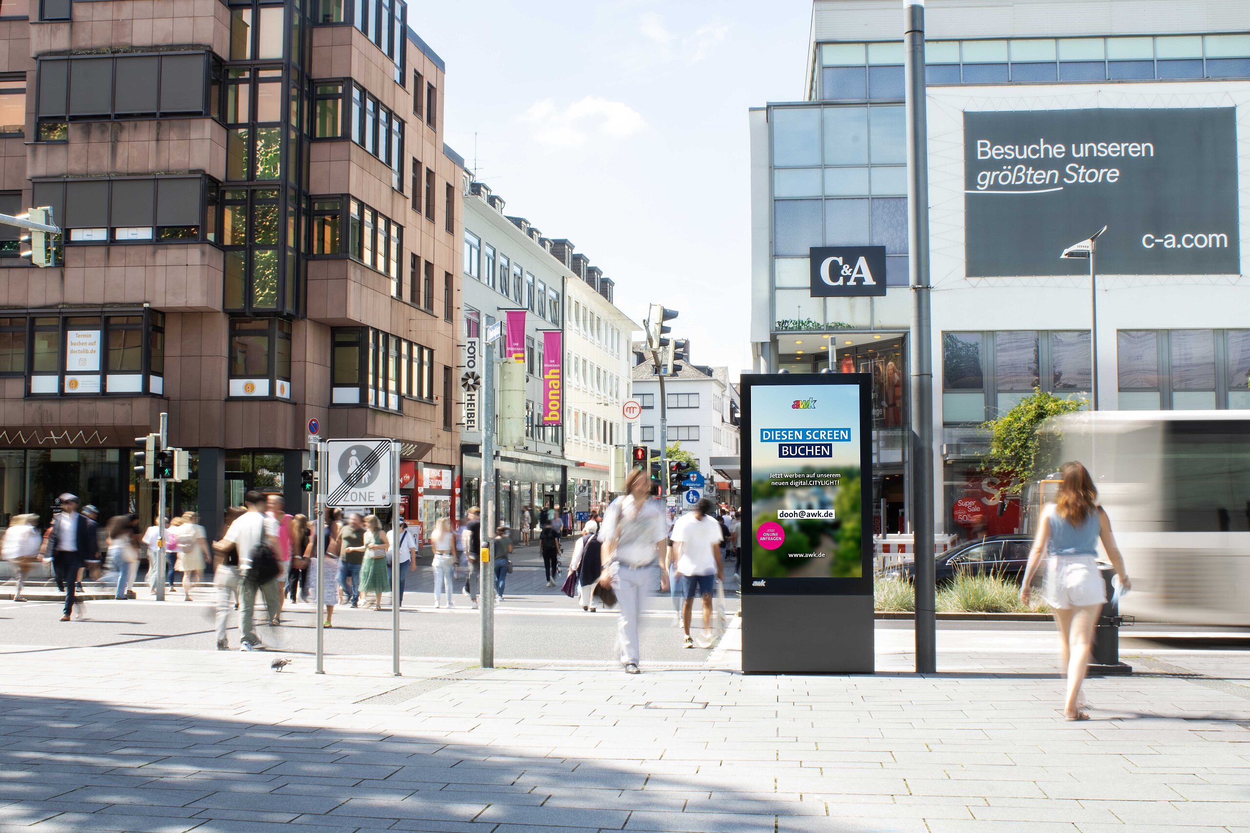 Digitale Vitrine im Hochformat in der Innenstadt
