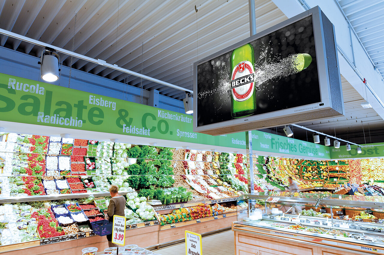 Digitaler Screen im Supermarkt mit Becks-Motiv