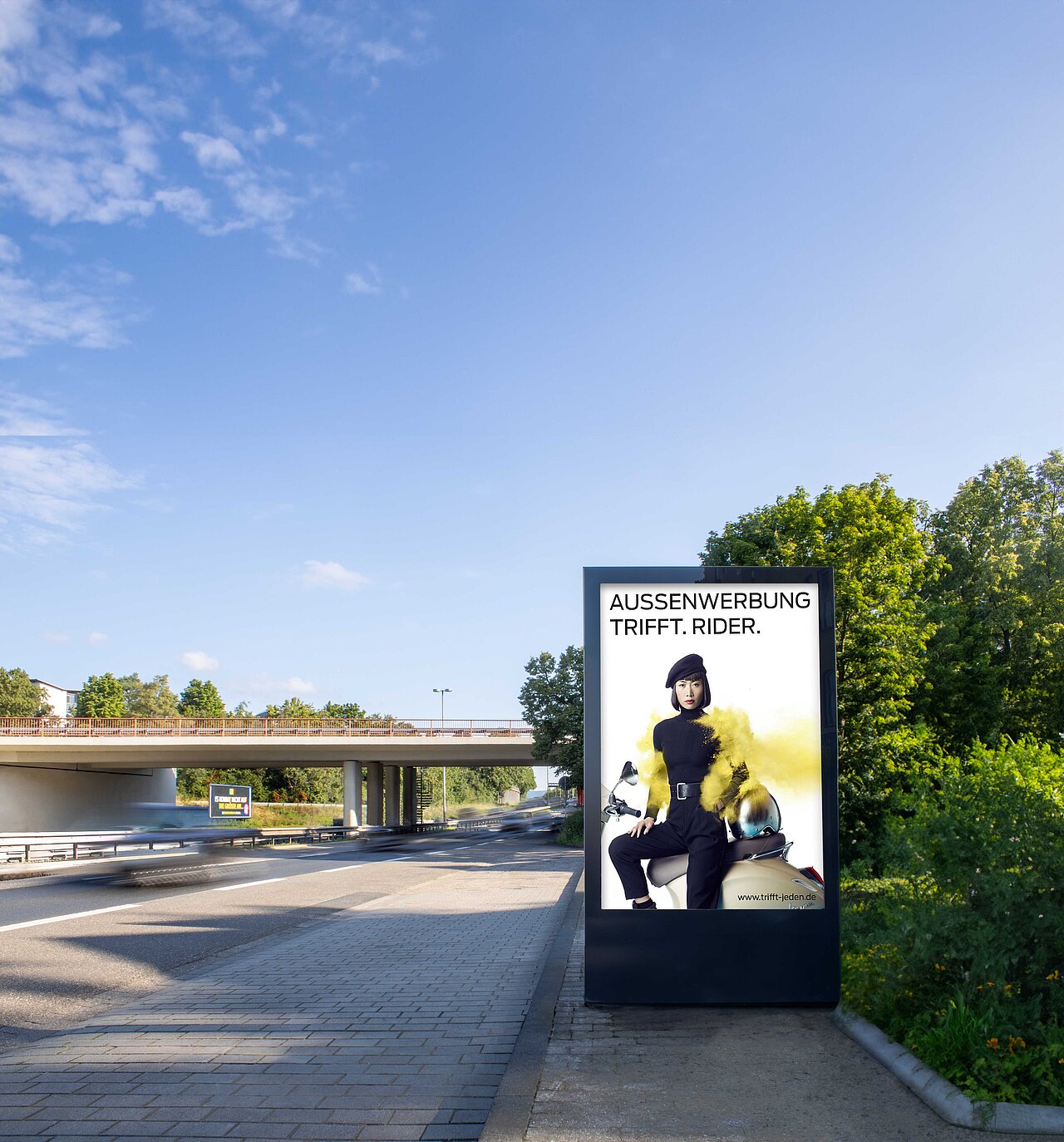 Hochformatiges Citylight-Poster direkt in der Hauptstraße