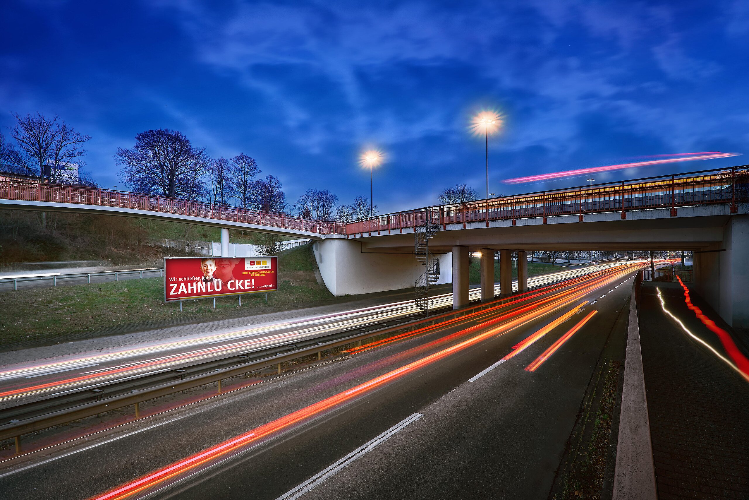 Großflächenkampagne an vielbefahrener Straße - Kunde Adjami Orthodontics