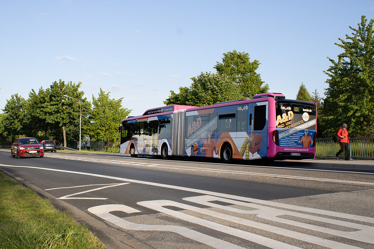Ein farbenfroher Gelenkbus wirbt großflächig für A&D Heiz- und Trockengeräte – mit Bildern, Kontaktdaten und klarer Botschaft: Mietservice vom Profi.