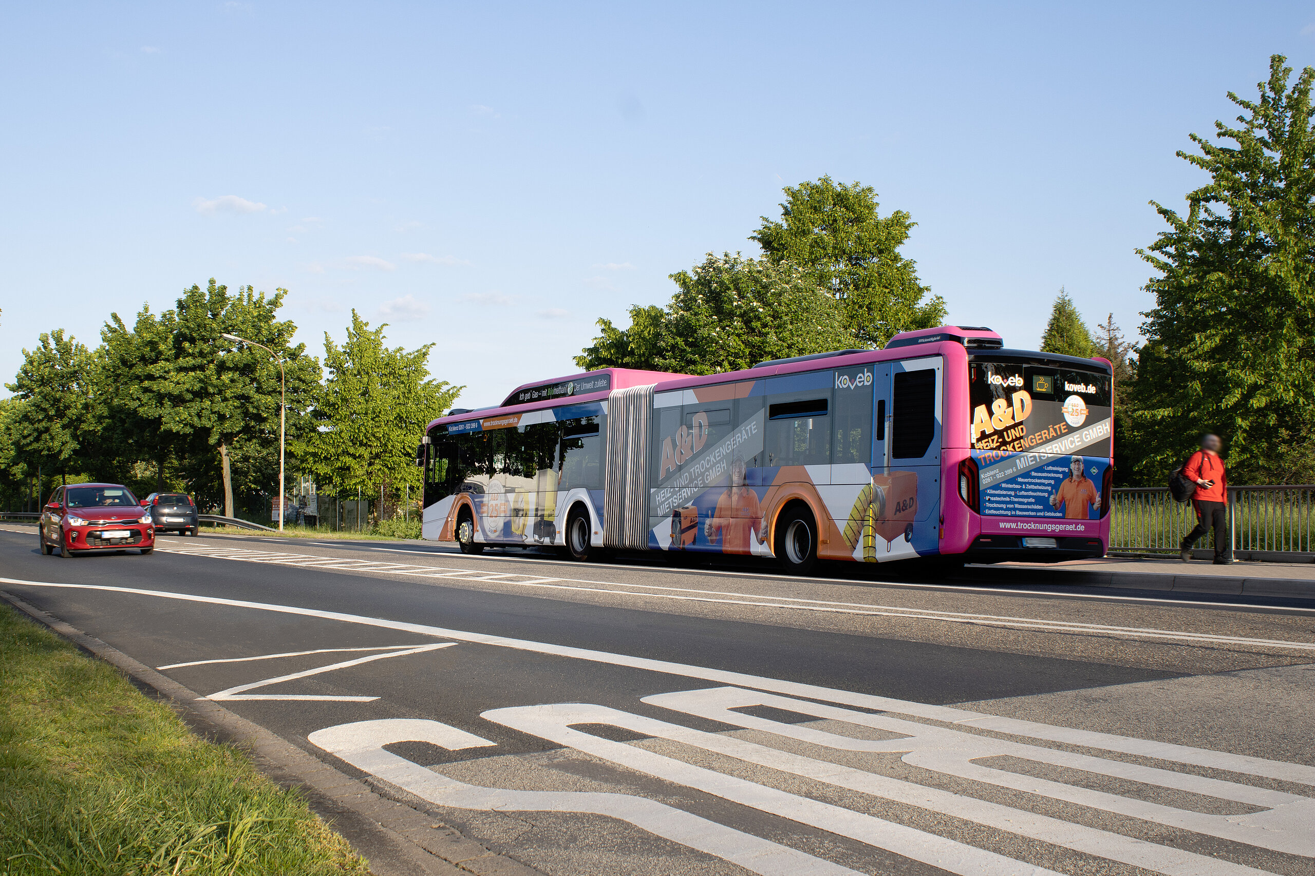 Ein farbenfroher Gelenkbus wirbt großflächig für A&D Heiz- und Trockengeräte – mit Bildern, Kontaktdaten und klarer Botschaft: Mietservice vom Profi.