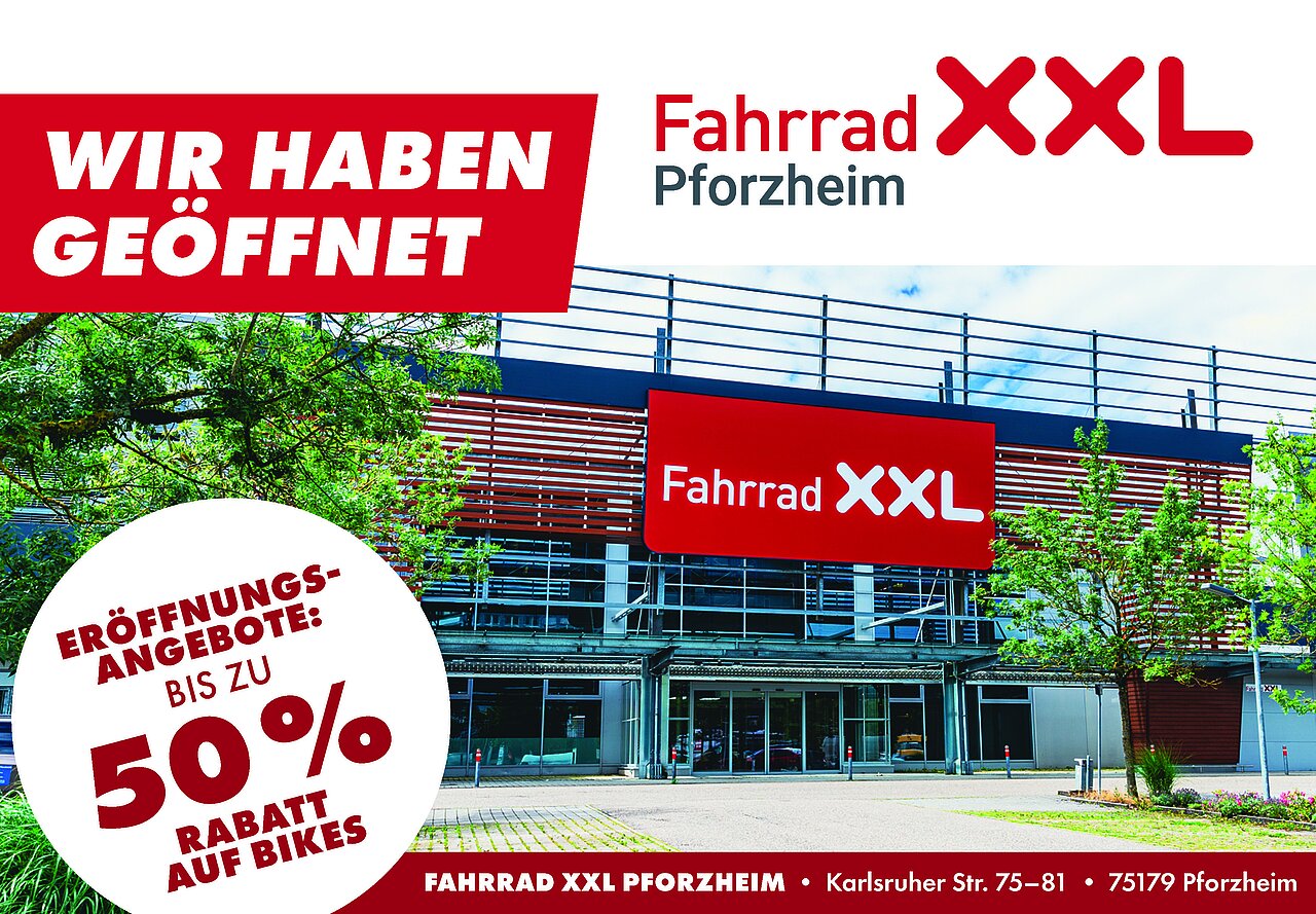 Plakatmotiv von Fahrrad XXL Pforzheim. Hinweis auf Neueröffnung mit Eröffnungsrabatten von bis zu 50 %. Außenansicht des Fachgeschäfts abgebildet.