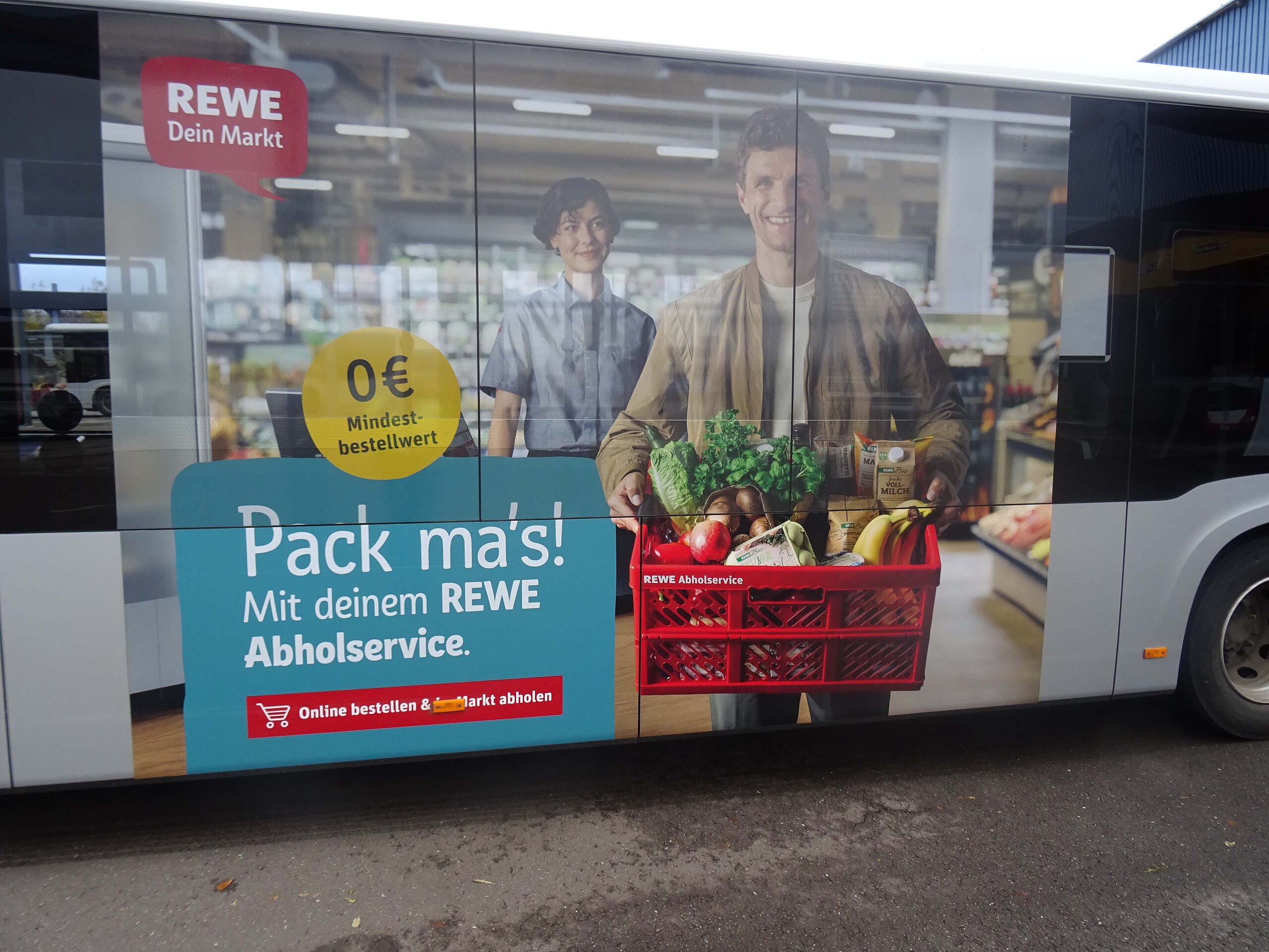 Traffic Board-Werbung: REWE bringt mit dieser Buswerbung den Einkauf zum Kunden: Schnell, einfach und persönlich.