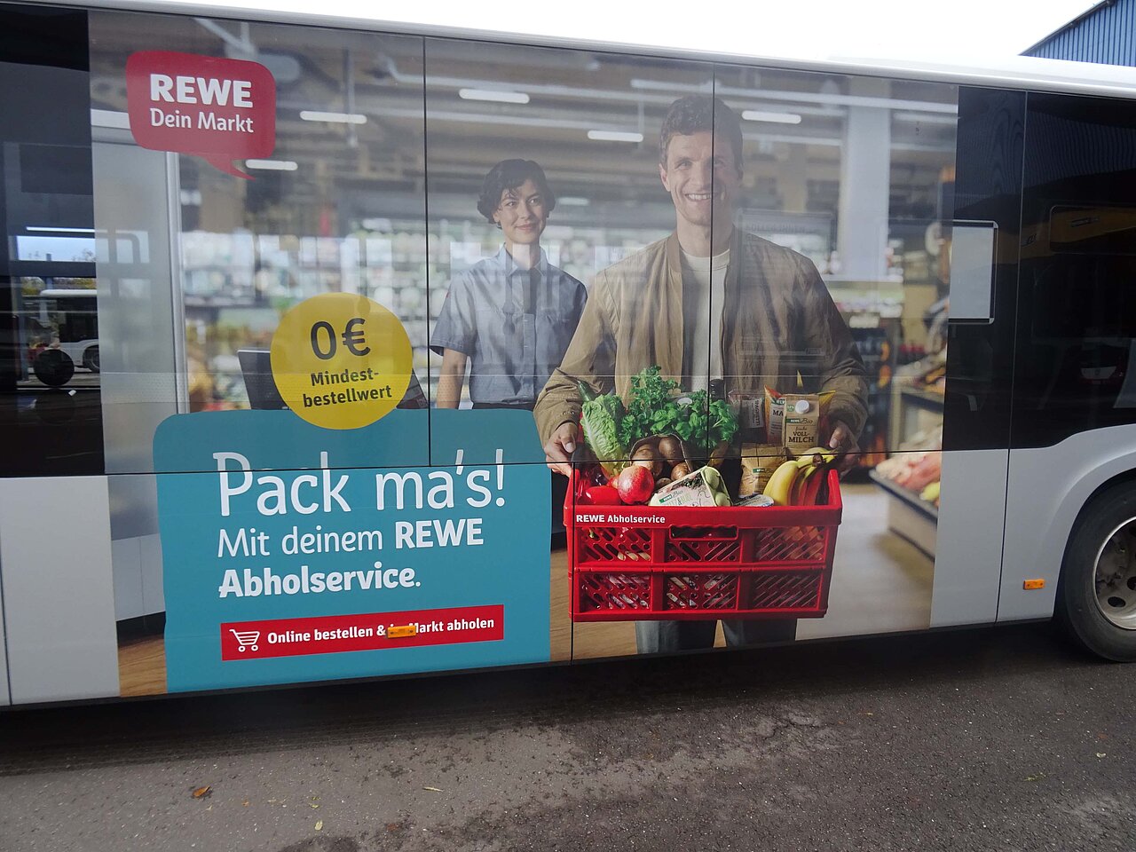 Traffic Board-Werbung: REWE bringt mit dieser Buswerbung den Einkauf zum Kunden: Schnell, einfach und persönlich.