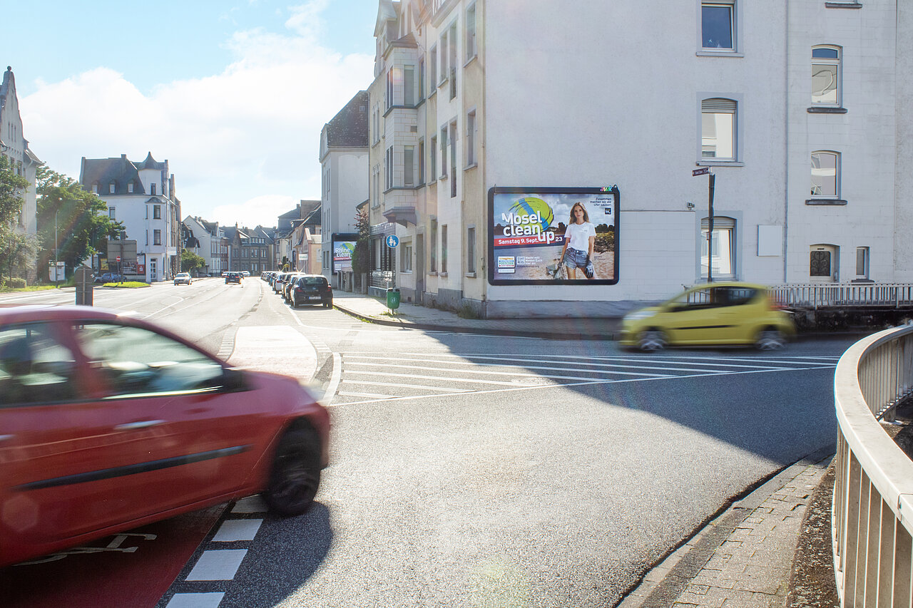 Großplakat hängt mit Motiv von „Mosel CleanUp“ an einer Hauswand