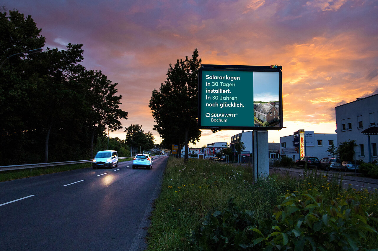 Großfläche am Straßenrand mit Motiv von Solarwatt Bochum