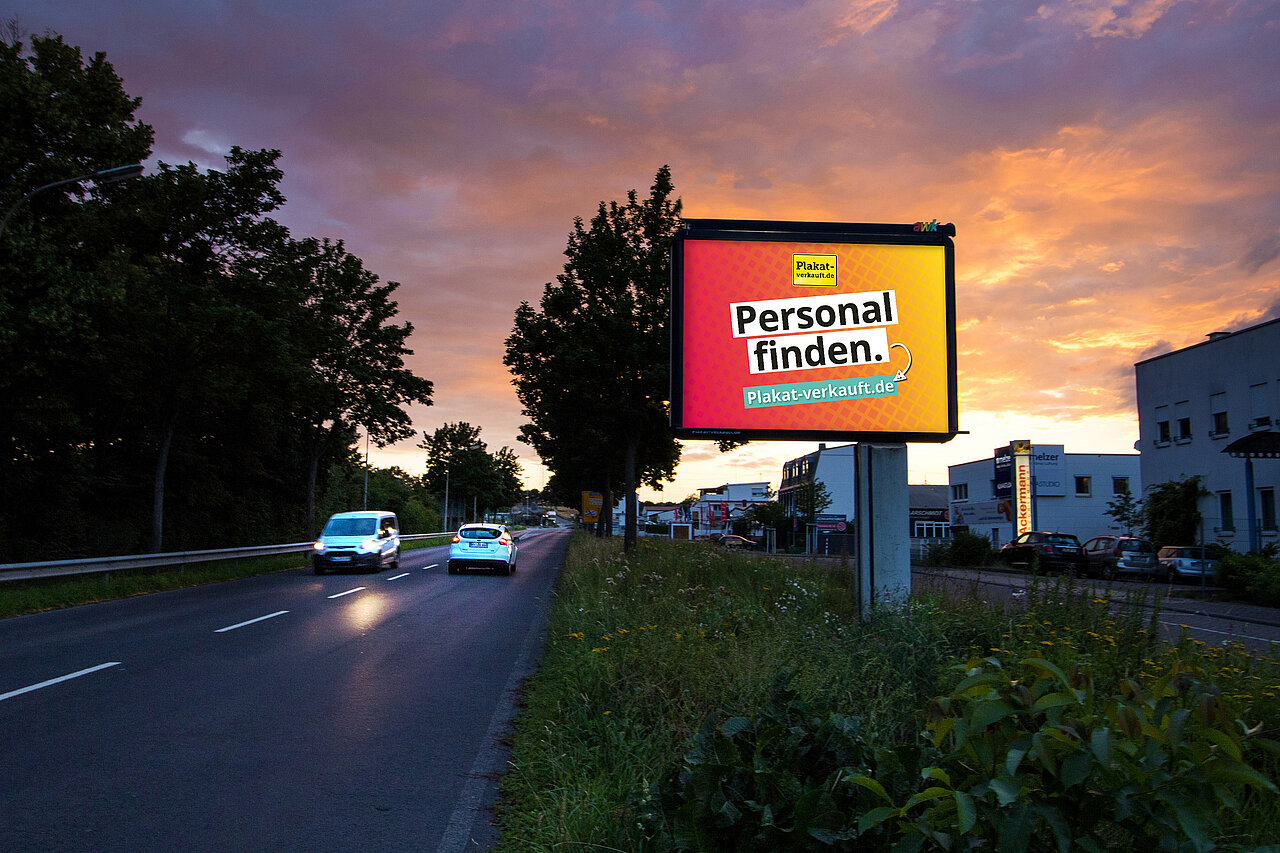 9 Quadratmeter Großplakat an Hauptverkehrsstraße mit Plakatmotiv: Personal finden. Plakat-verkauft.de