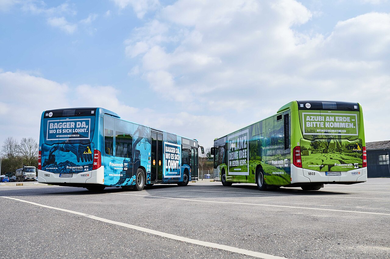 Zwei bunt gestaltete Busse werben mit starken Sprüchen für Jobs im Bau – auffällig, direkt und jugendorientiert.