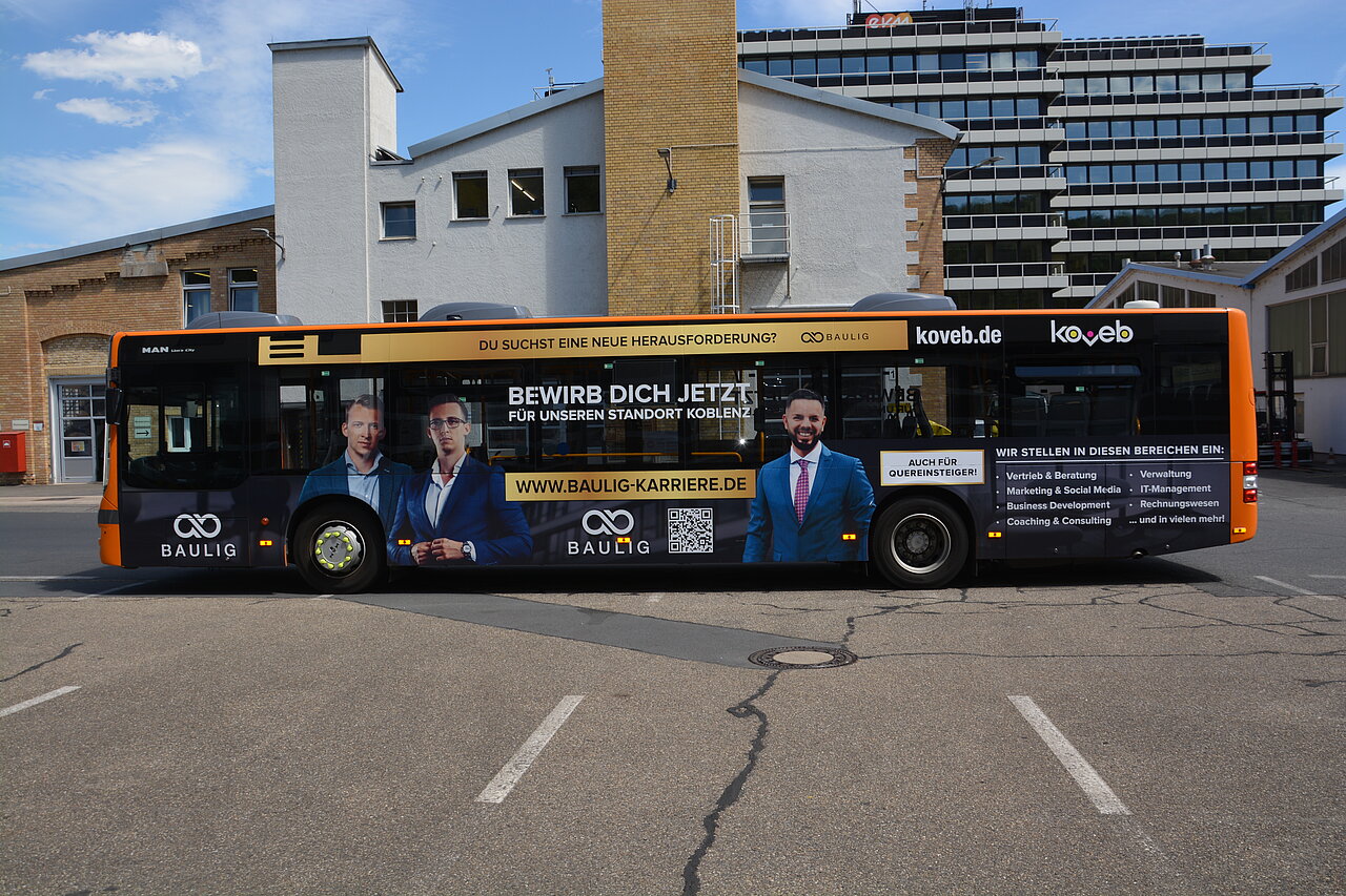Ein auffällig gestalteter Bus wirbt für Karrieremöglichkeiten bei Baulig in Koblenz – mit direkter Ansprache und QR-Code zur Bewerbung.