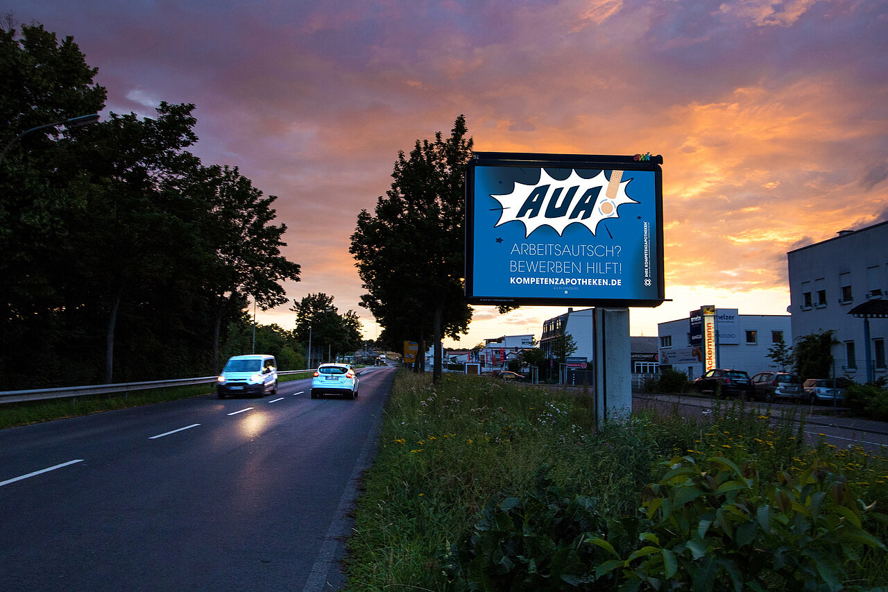 Großplakat mit 9 qm Werbefläche steht an befahrener Straße mit Apotheken-Motv