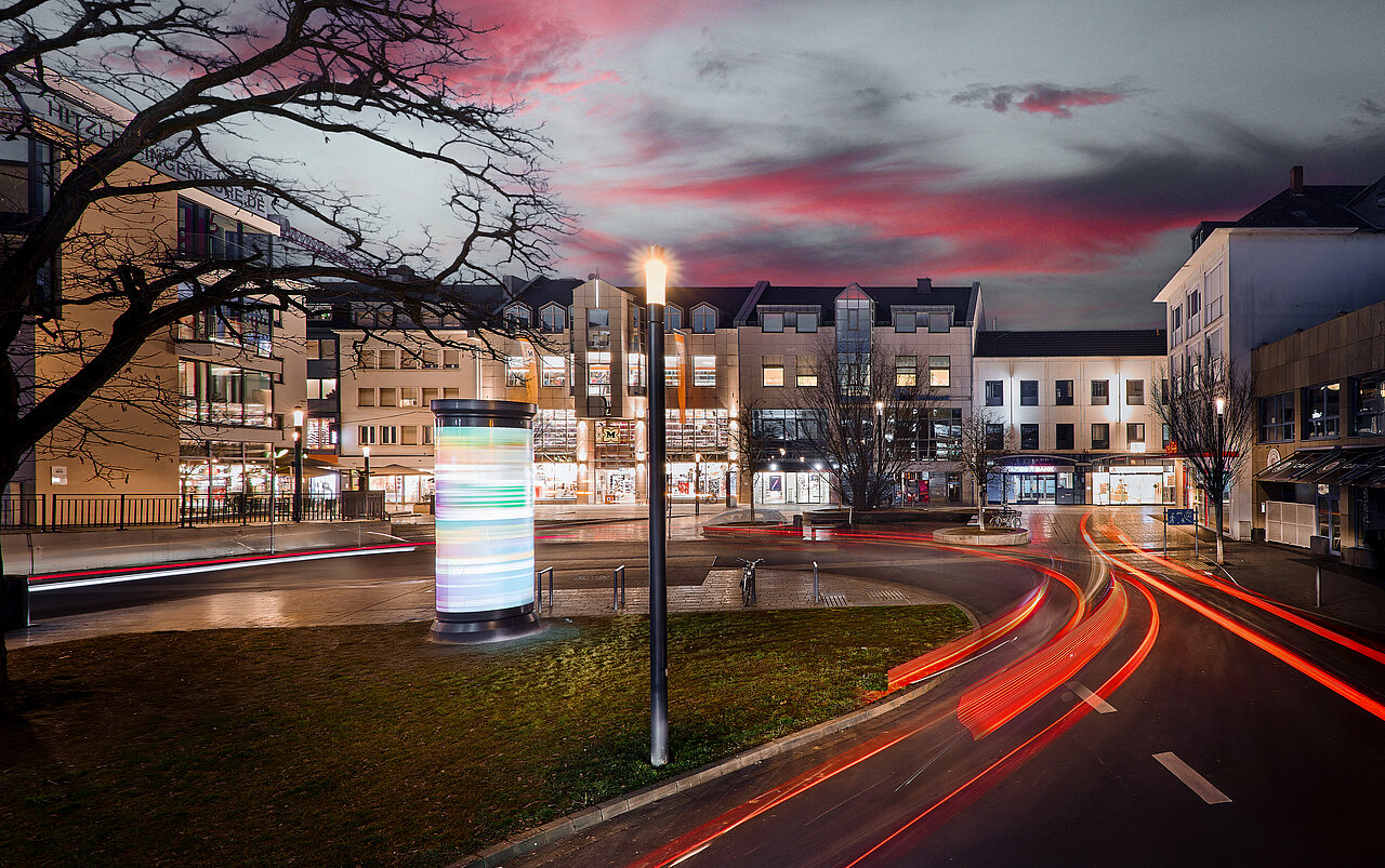 Verglaste und beleuchtete Ganzsäule, die hochwertig aussieht