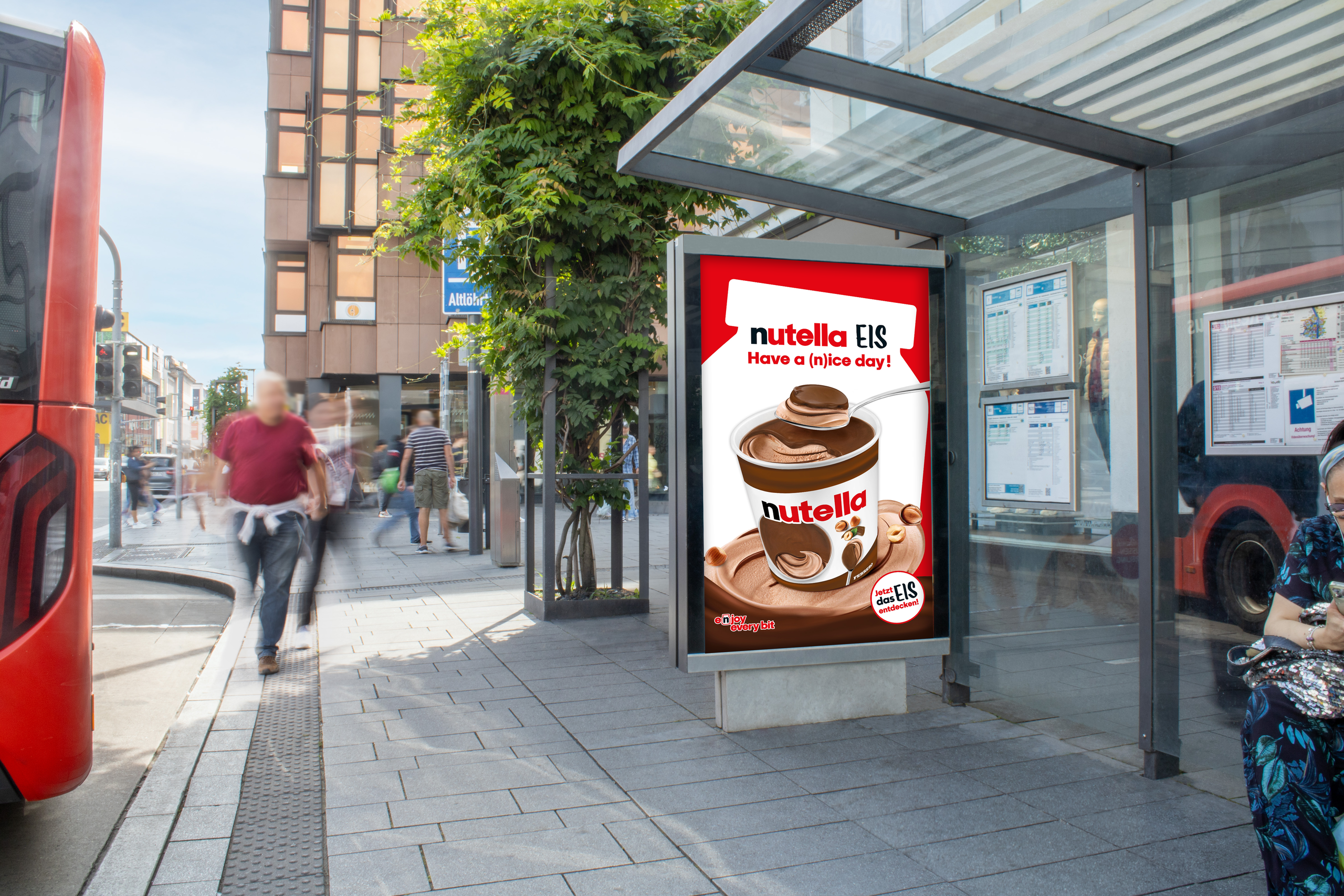 Citylight-Poster an Bushaltestelle mit Nutella Motiv