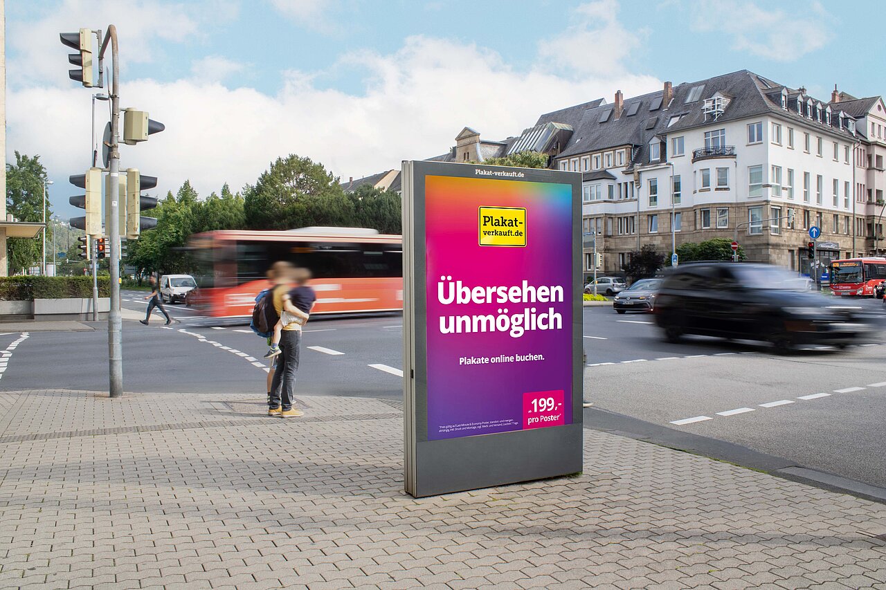 Hochformatiges Citylight-Poster an einer Hauptverkehrsstraße