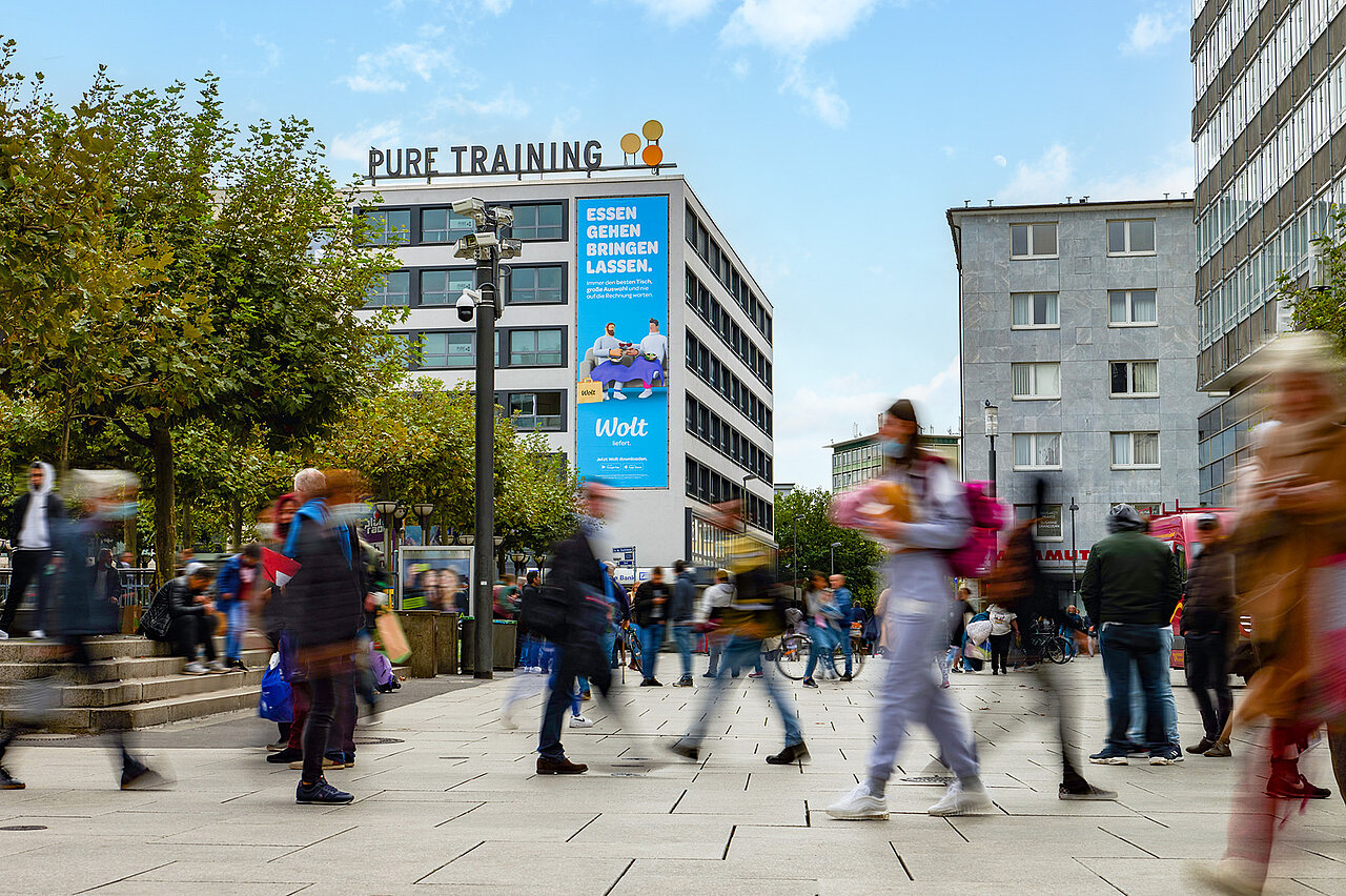 Riesenposter an Hauswand mit Wolt Motiv