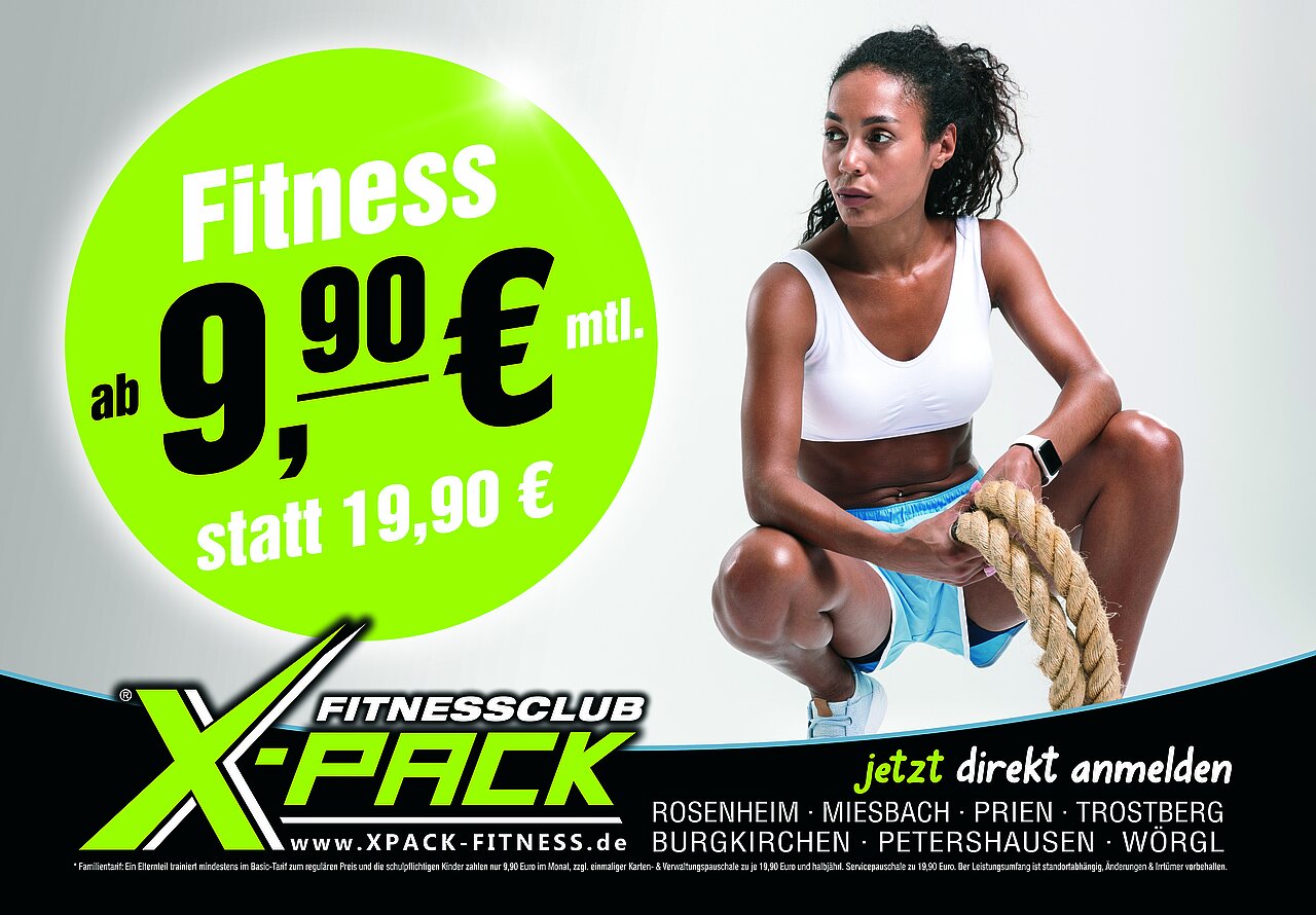 Plakatmotiv des X-Pack Fitnessclubs mit sportlicher Frau, die in Trainingspose mit Tau sitzt. Großes Preisschild mit dem Slogan „Fitness ab 9,90 € statt 19,90 €“ wirbt für ein günstiges Mitgliedschaftsangebot.