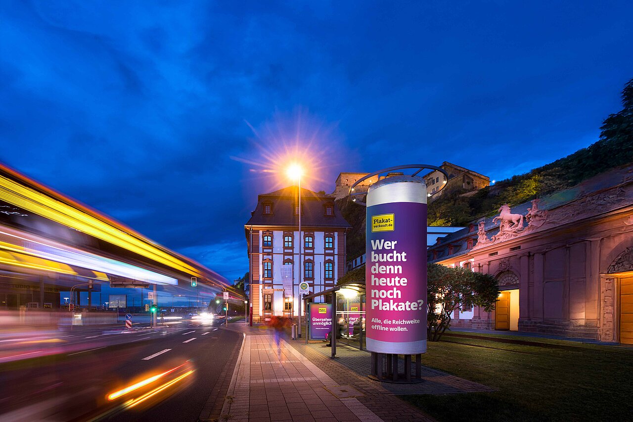 Werbesäule mit Rund-um-Werbewirkung an Hauptstraße