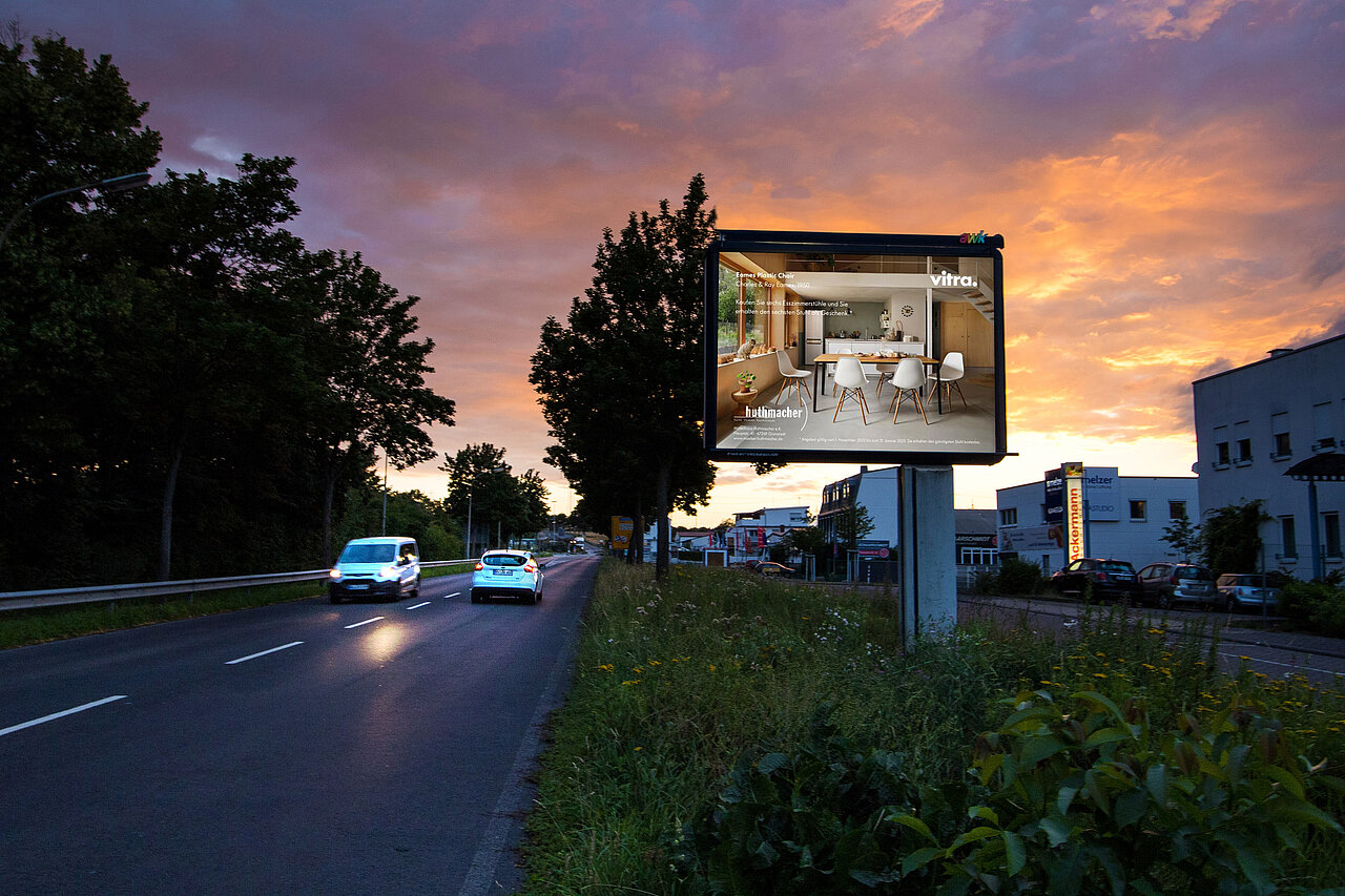 Großplakat mit 9 qm Werbefläche steht an befahrener Straße mit Möbelhaus-Motiv
