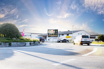 Großflächenplakat an Kreisverkehr - Kunde Weingut Schwaab