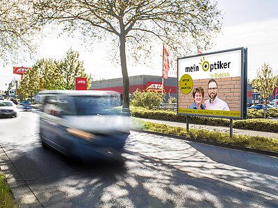 Großflächenplakat an vielbefahrener Straße - Kunde mein Optiker in Dieblich