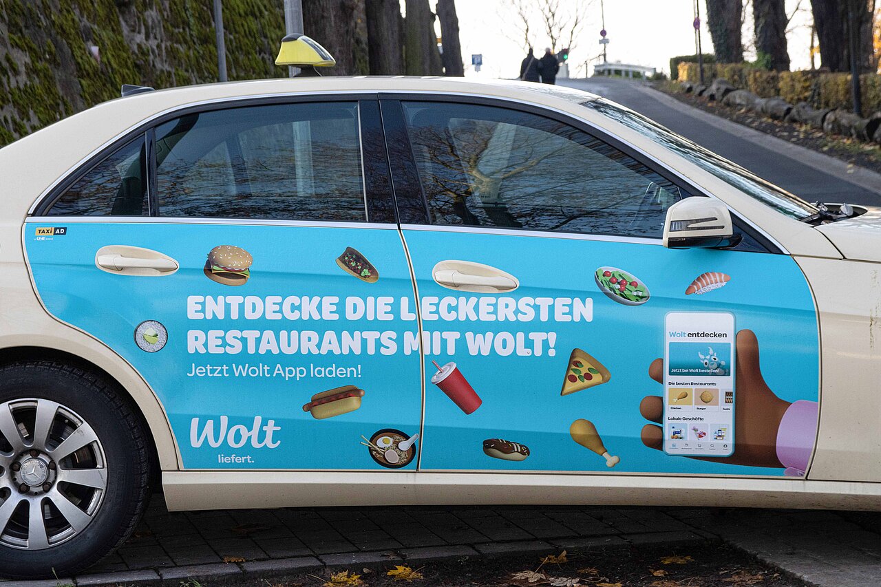 Appetit auf Sichtweite: Dieses Taxi macht Lust auf leckere Lieferungen mit Wolt.