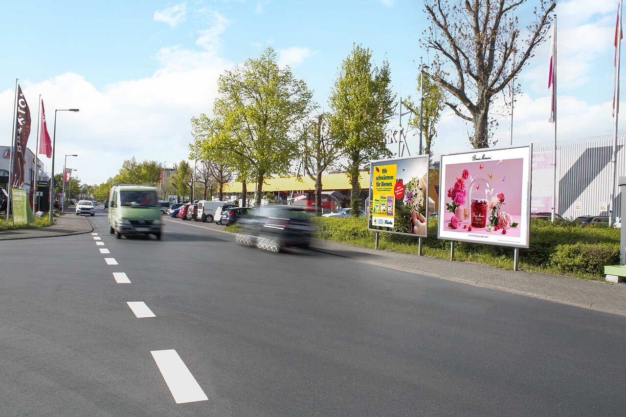 Zwei 9 Quadratmeter Großplakate nebeneinander an Hauptverkehrsstraße