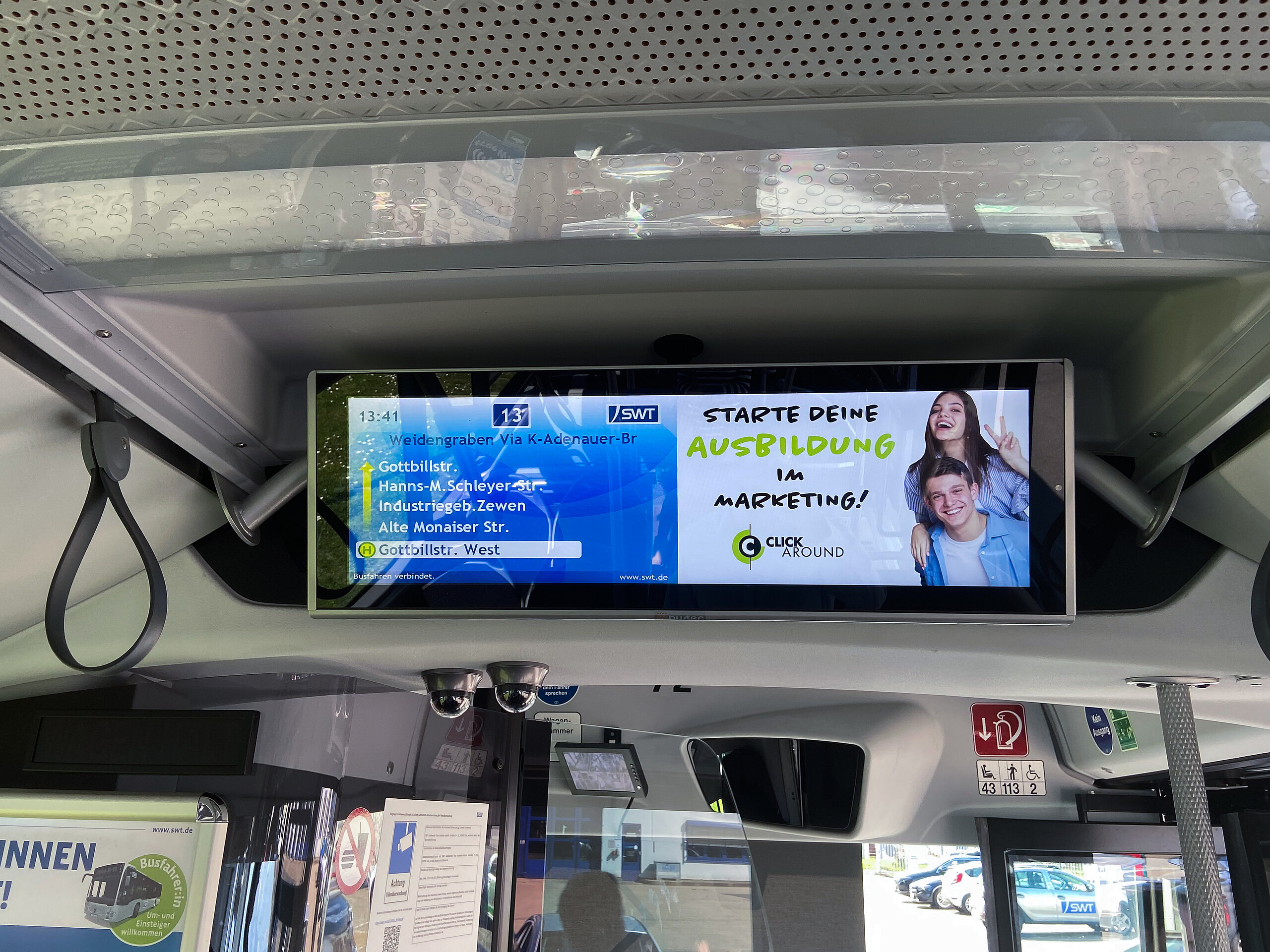 "Starte durch im Marketing!" – Die Bildschirmwerbung im Bus spricht junge Talente direkt an.