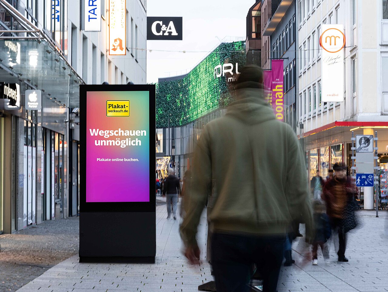 Digitale Vitrine im Hochformat in der Innenstadt