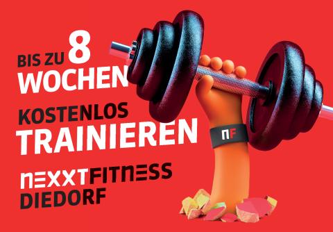 Plakatmotiv von nexxtFitness Diedorf mit einer comicartig gestalteten Hand, die eine schwere Hantel stemmt. Auf dem roten Hintergrund steht in großer Schrift das Angebot: Bis zu 8 Wochen kostenlos trainieren.
