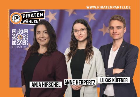 Plakatmotiv der Piratenpartei mit Anja Hirschel, Anne Herpertz und Lukas Küffner vor EU-Flagge. Text: „Piraten wählen“.