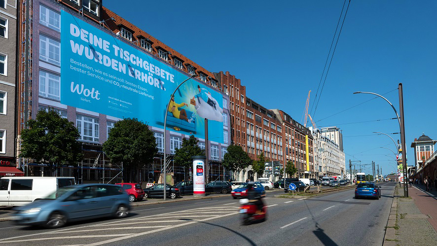 XXL-Wolt-Poster an Hauswand sorgt für Aufmerksamkeit 