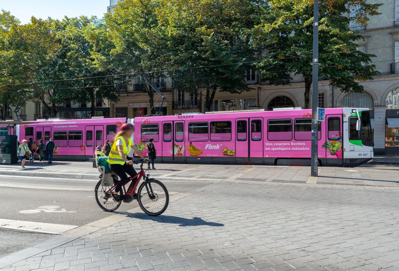 Flink auf Schienen: Diese leuchtend gestaltete Bahn bringt Tempo, Frische und Farbe ins Stadtbild.