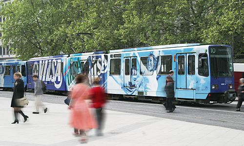 Volle Fahrt für starke Marken: Diese Komplettgestaltung macht aus der Bahn eine rollende Werbefläche.
