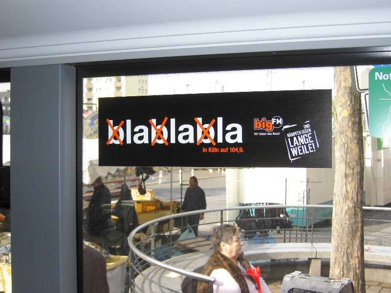 Weniger „blabla“, mehr Beats – bigFM bringt frischen Sound in den Bus mit Seitenscheibenplakat, sichtbar auf einen Blick!