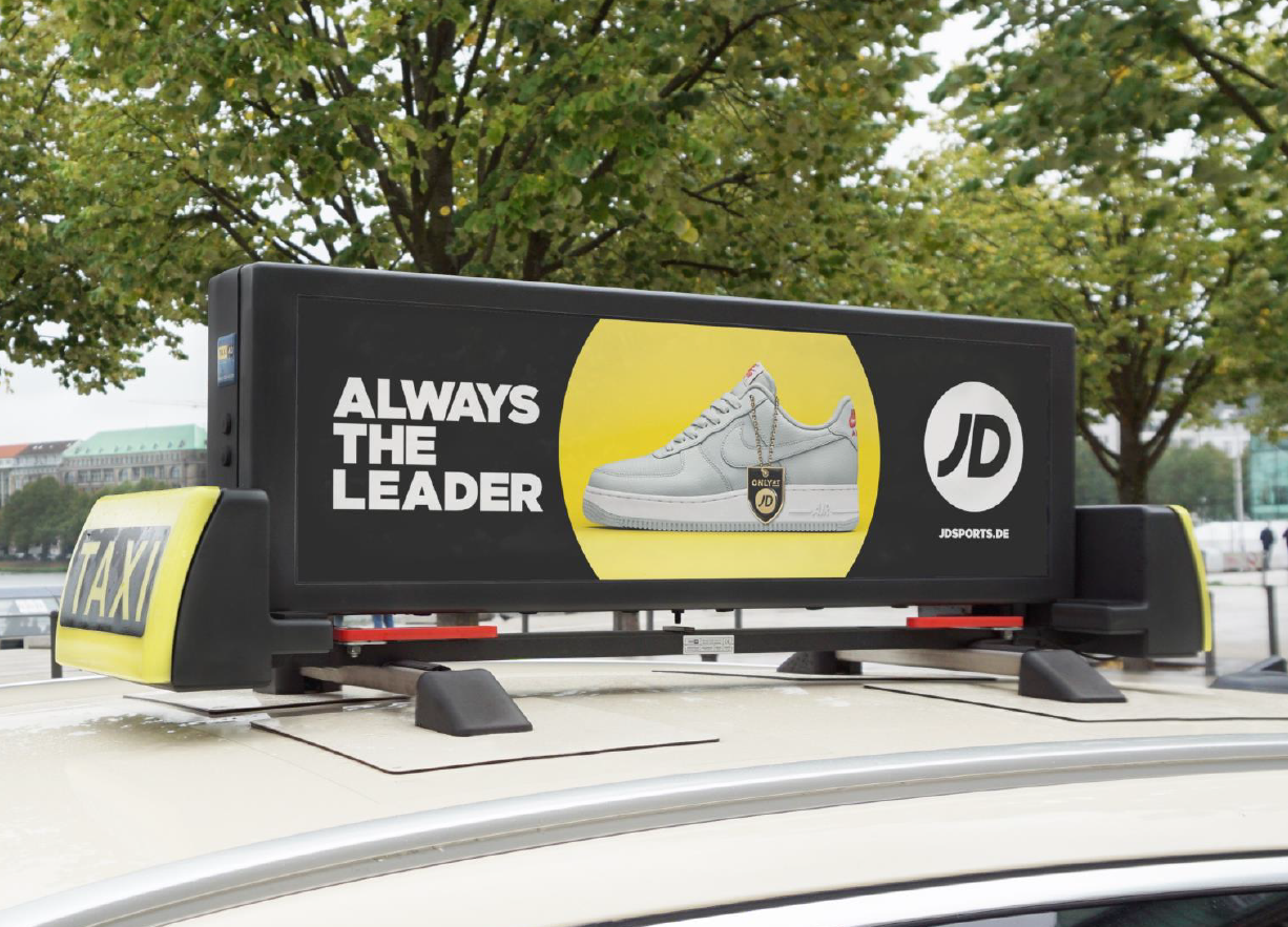 Trend auf Achse: JD Sports setzt mit starker Dachwerbung ein sportliches Zeichen.